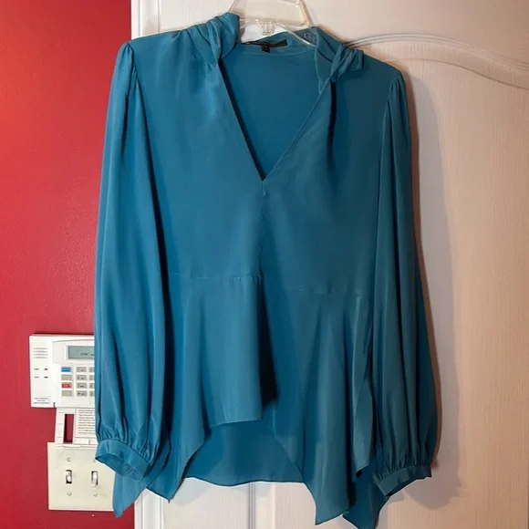 ❌❌❌SOLD❌❌❌BCBG MAXAZRIA BLOUSE - Picture 3 of 9